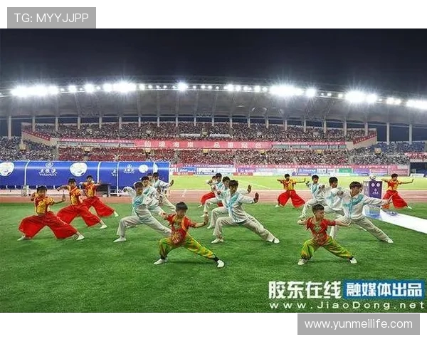 球迷自发清理看台齐鲁超赛烟台赛区首战结束后展现文明风貌