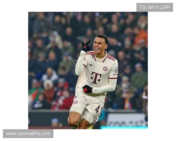 穆西亚拉重返拜仁训练基地 与主帅孔帕尼深谈未来引发球迷热议